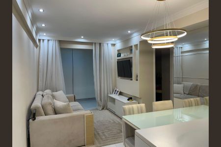 Sala de estar com sofá, TV e mesa de jantar, iluminada por lâmpadas de piso e pendentes, com um chão de porcelanato e uma mesa de vidro. de apartamento à venda com 4 quartos, 69m² em Maranhão, São Paulo