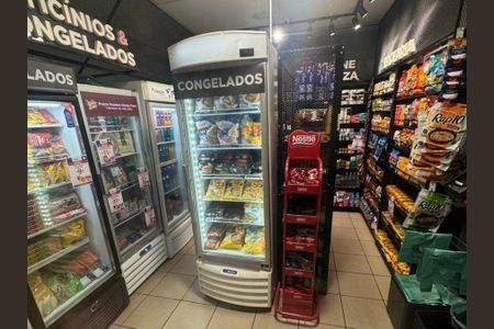 Apartamento à venda com 69m², 4 quartos e 1 vaga Apartamento à venda com 69m², 4 quartos e 1 vagaBanheiro com geladeiras e armários de vidro, com iluminação adequada e mobiliário simples.