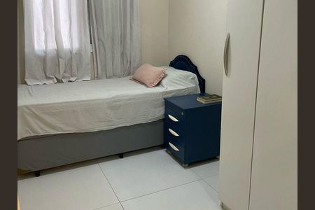Cama simples com colchão branco e cortina branca, com um pequeno travesseiro rosa. de apartamento à venda com 4 quartos, 69m² em Maranhão, São Paulo