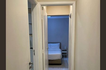 Quarto pequeno com cama simples e mobília simples, com iluminação natural e iluminação artificial adequada. de apartamento à venda com 4 quartos, 69m² em Maranhão, São Paulo