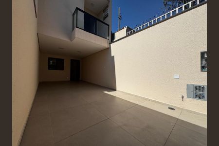 Casa à venda com 105m², 3 quartos e 2 vagasFoto 02