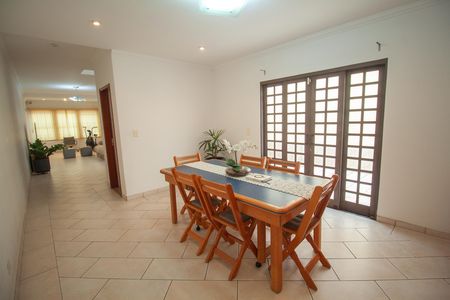 Casa à venda com 307m², 3 quartos e 2 vagas