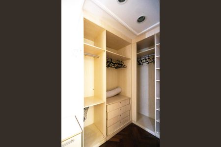 Apartamento para alugar com 386m², 4 quartos e 4 vagas Apartamento para alugar com 386m², 4 quartos e 4 vagasCloset da suíte