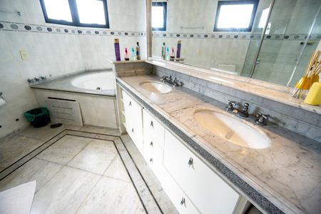 Apartamento para alugar com 386m², 4 quartos e 4 vagas Apartamento para alugar com 386m², 4 quartos e 4 vagasPia