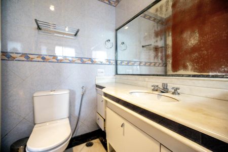 Apartamento para alugar com 386m², 4 quartos e 4 vagas Apartamento para alugar com 386m², 4 quartos e 4 vagasBanheiro da suíte 01