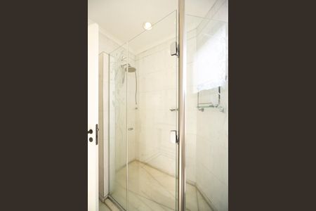 Apartamento para alugar com 386m², 4 quartos e 4 vagas Apartamento para alugar com 386m², 4 quartos e 4 vagasBanheiro da suíte