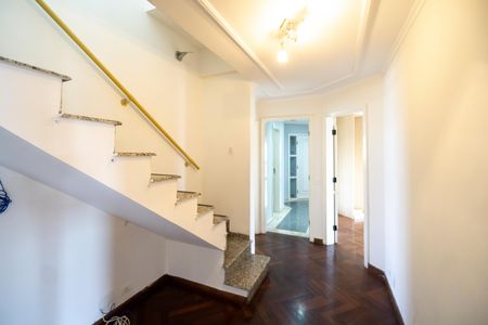 Apartamento para alugar com 386m², 4 quartos e 4 vagas Apartamento para alugar com 386m², 4 quartos e 4 vagasHall da escada