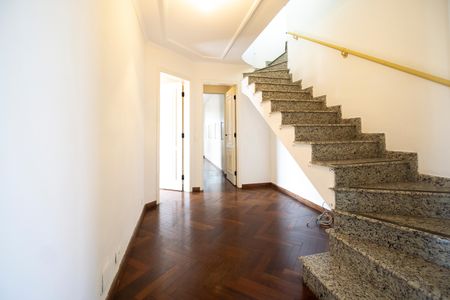Apartamento para alugar com 386m², 4 quartos e 4 vagas Apartamento para alugar com 386m², 4 quartos e 4 vagasHall da escada