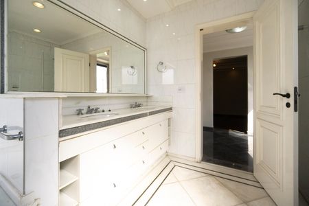 Apartamento para alugar com 386m², 4 quartos e 4 vagas Apartamento para alugar com 386m², 4 quartos e 4 vagasBanheiro da suíte