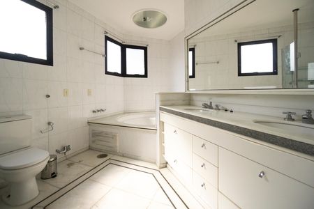 Apartamento para alugar com 386m², 4 quartos e 4 vagas Apartamento para alugar com 386m², 4 quartos e 4 vagasBanheiro da suíte
