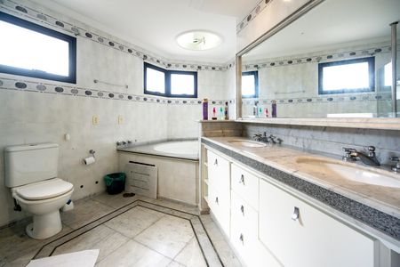 Apartamento para alugar com 386m², 4 quartos e 4 vagas Apartamento para alugar com 386m², 4 quartos e 4 vagasBanheiro da suíte 02