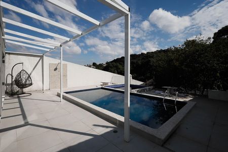 Casa à venda com 500m², 7 quartos e 7 vagas Casa à venda com 500m², 7 quartos e 7 vagasPiscina