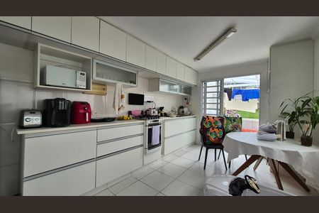 Casa à venda com 325m², 2 quartos e 4 vagas Casa à venda com 325m², 2 quartos e 4 vagasCozinha