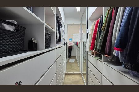 Casa à venda com 325m², 2 quartos e 4 vagas Casa à venda com 325m², 2 quartos e 4 vagasCloset