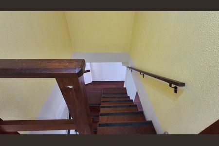 Casa para alugar com 176m², 3 quartos e 2 vagas Casa para alugar com 176m², 3 quartos e 2 vagasEscada