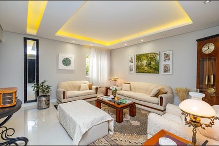 Casa para alugar com 380m², 6 quartos e 4 vagas Casa para alugar com 380m², 6 quartos e 4 vagasSala