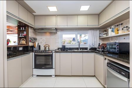Casa para alugar com 380m², 6 quartos e 4 vagas Casa para alugar com 380m², 6 quartos e 4 vagasCozinha