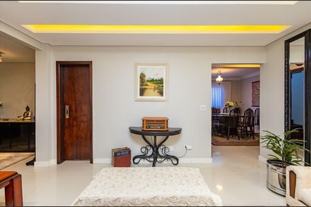 Casa para alugar com 380m², 6 quartos e 4 vagas Casa para alugar com 380m², 6 quartos e 4 vagasSala