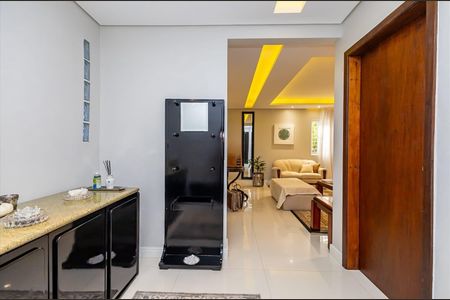Casa para alugar com 380m², 6 quartos e 4 vagas Casa para alugar com 380m², 6 quartos e 4 vagasBanheiro