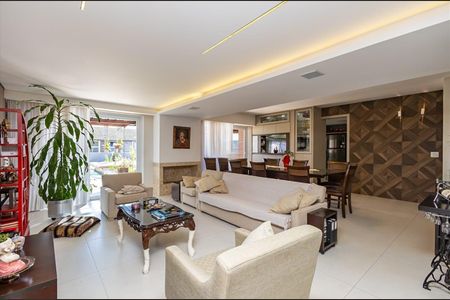 Casa para alugar com 380m², 6 quartos e 4 vagas Casa para alugar com 380m², 6 quartos e 4 vagasSala