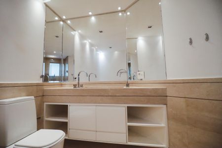 Apartamento à venda com 156m², 4 quartos e 3 vagasBanheiro da Suíte 1