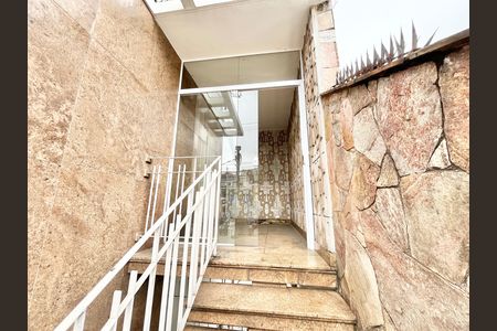 Casa para alugar com 176m², 4 quartos e 3 vagas Casa para alugar com 176m², 4 quartos e 3 vagasEntrada