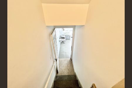 Casa para alugar com 176m², 4 quartos e 3 vagas Casa para alugar com 176m², 4 quartos e 3 vagasEscada