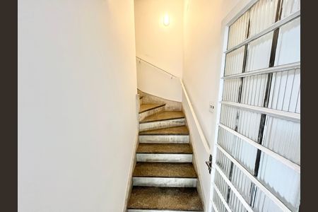 Casa para alugar com 176m², 4 quartos e 3 vagas Casa para alugar com 176m², 4 quartos e 3 vagasEscada