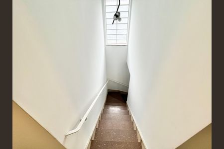 Casa para alugar com 176m², 4 quartos e 3 vagas Casa para alugar com 176m², 4 quartos e 3 vagasEscada
