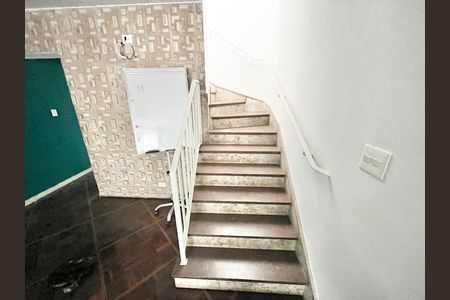 Casa para alugar com 176m², 4 quartos e 3 vagas Casa para alugar com 176m², 4 quartos e 3 vagasEscada