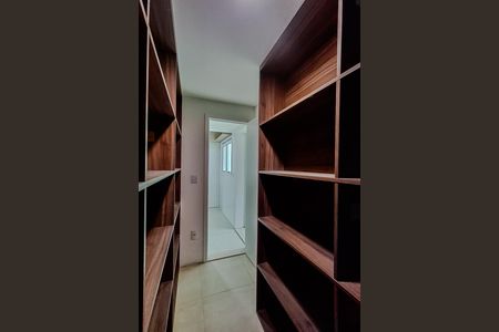 Apartamento à venda com 213m², 4 quartos e 4 vagas Apartamento à venda com 213m², 4 quartos e 4 vagasDespensa