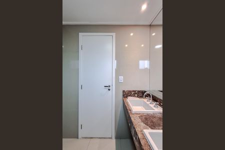 Apartamento à venda com 213m², 4 quartos e 4 vagas Apartamento à venda com 213m², 4 quartos e 4 vagasBanheiro da Suíte