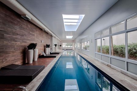 Apartamento à venda com 213m², 4 quartos e 4 vagas Apartamento à venda com 213m², 4 quartos e 4 vagasÁrea comum - Piscina