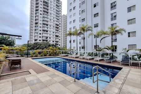 Apartamento à venda com 213m², 4 quartos e 4 vagas Apartamento à venda com 213m², 4 quartos e 4 vagasÁrea comum - Piscina