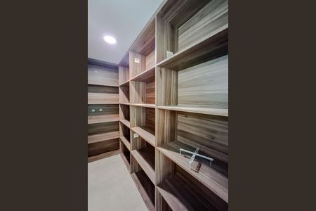 Apartamento à venda com 213m², 4 quartos e 4 vagas Apartamento à venda com 213m², 4 quartos e 4 vagasDespensa