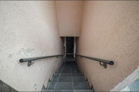 Casa à venda com 150m², 3 quartos e 2 vagasEscada - Entrada