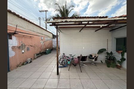 Casa à venda com 360m², 3 quartos e 2 vagas Casa à venda com 360m², 3 quartos e 2 vagasÁrea externa