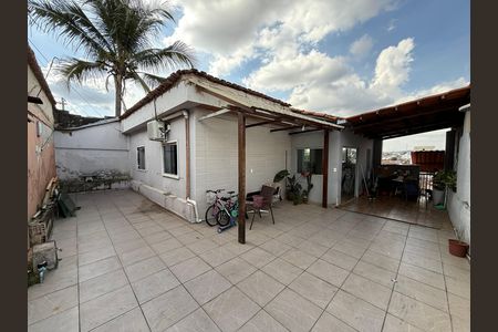 Casa à venda com 360m², 3 quartos e 2 vagas Casa à venda com 360m², 3 quartos e 2 vagasÁrea externa