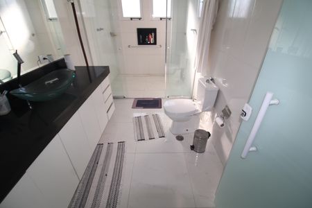 Casa à venda com 350m², 3 quartos e 2 vagasQuarto 2 - Banheiro