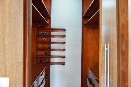 Apartamento para alugar com 190m², 5 quartos e 1 vaga Apartamento para alugar com 190m², 5 quartos e 1 vagaCloset da suíte
