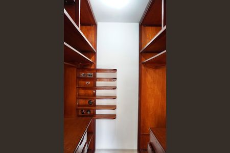 Apartamento para alugar com 190m², 5 quartos e 1 vaga Apartamento para alugar com 190m², 5 quartos e 1 vagaCloset da suíte