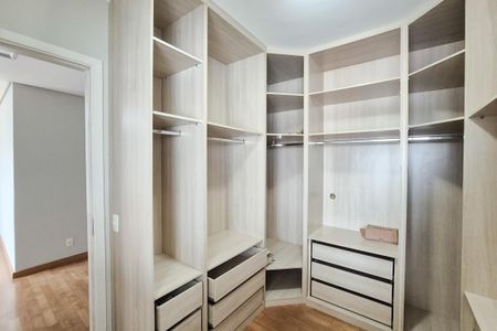 Apartamento à venda com 156m², 3 quartos e 3 vagas Apartamento à venda com 156m², 3 quartos e 3 vagasSuíte 2 - closet