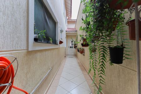 Casa à venda com 168m², 3 quartos e 4 vagas Casa à venda com 168m², 3 quartos e 4 vagasCorredor externo