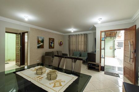 Casa à venda com 180m², 3 quartos e 3 vagas Casa à venda com 180m², 3 quartos e 3 vagasSala