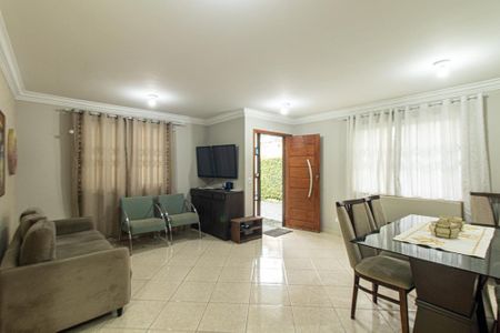 Casa à venda com 180m², 3 quartos e 3 vagas Casa à venda com 180m², 3 quartos e 3 vagasSala
