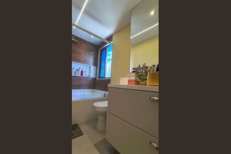 Apartamento para alugar com 178m², 2 quartos e 3 vagas Apartamento para alugar com 178m², 2 quartos e 3 vagasBanheiro da Suíte 1