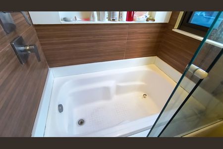 Apartamento para alugar com 178m², 2 quartos e 3 vagas Apartamento para alugar com 178m², 2 quartos e 3 vagasBanheiro da Suíte 1