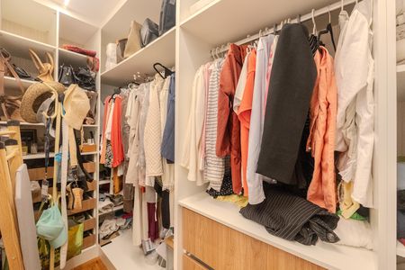 Apartamento à venda com 145m², 3 quartos e 1 vaga Apartamento à venda com 145m², 3 quartos e 1 vagaCloset da suíte 1