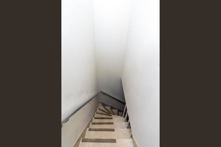 Casa à venda com 116m², 3 quartos e 2 vagas Casa à venda com 116m², 3 quartos e 2 vagasEscada