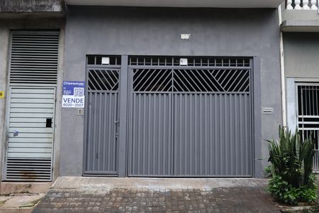Casa à venda com 180m², 3 quartos e 2 vagasPlaca instalada no portão do imóvel - Código da placa: HBJM-6